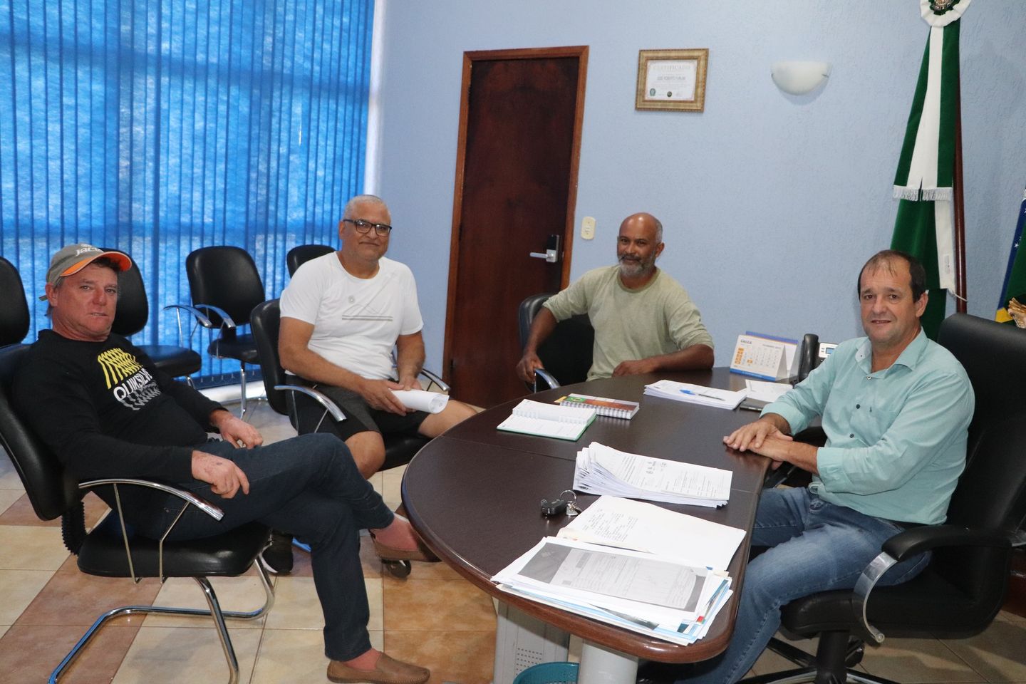 REPRESENTANTES DA COMUNIDADE ESPORTIVA DO ASSENTAMENTO 8 DE ABRIL VISITAM O GABINETE DO PREFEITO MUN
